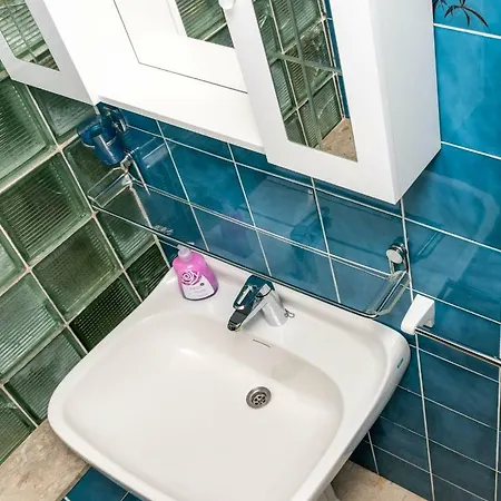 Apartma Vida דירה *